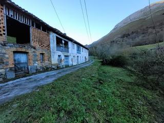 Casa in Vibaña-Ardisana-Caldueño. Conjunto asturiano