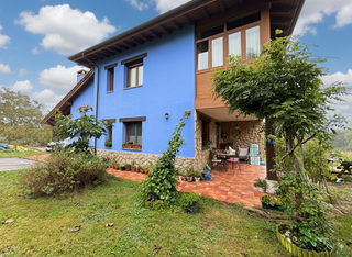 Haus in Cangas de Onís. Chalet en peruyes