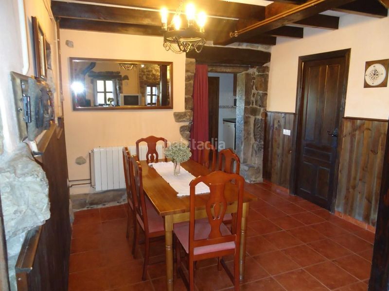 Foto 50318324-9f20-4d46-ab32-3c2165e2a0e4. Casa adossada amb calefacció a Parres