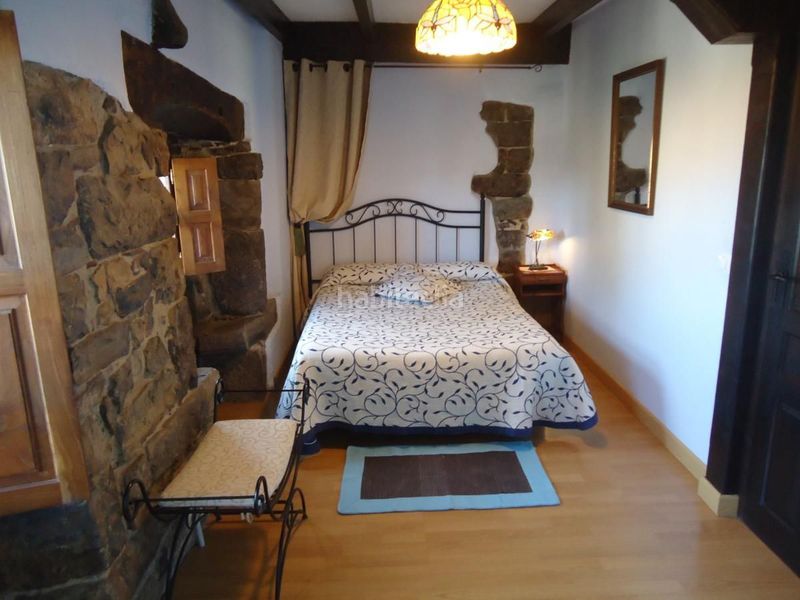 Foto ee3735a9-cf23-4e1d-94e4-8a885a167d4c. Casa adossada amb calefacció a Parres