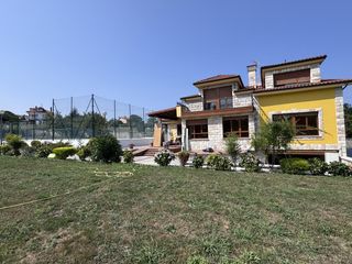 Casa in Parroquias Norte. Chalet en siero