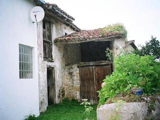 Masia a Cué-San Roque-Andrín. Vivienda y cuadra para rehabilitar