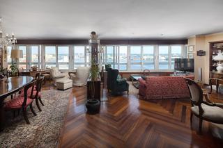 Pis  Avenida linares rivas. Gran vivienda de 275 m2 con vistas al mar en el centro de la cor