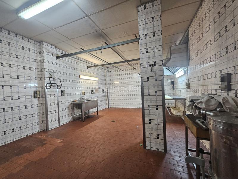 Foto 57b7df8f-50ae-4524-9b14-2de88f3a94ec. Alquiler local comercial local instalado como carniceria en Siero