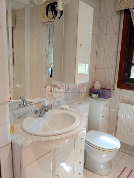 Foto 12a30603-59ee-480e-85ff-cc8fbcbd2b8b. Chalet con riscaldamento parcheggio piscina in San Cibrao das Viñas