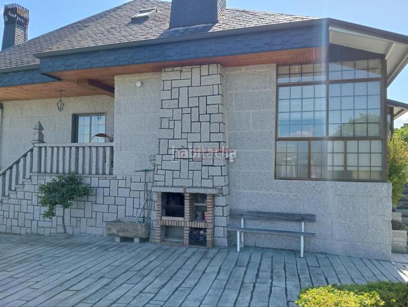 Foto 342f43ec-27ba-4656-af80-5c39d7def5fd. Chalet con riscaldamento parcheggio piscina in San Cibrao das Viñas