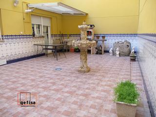 Maison à Valdepeñas. Casa en venta en centro salud, 5 dormitorios.