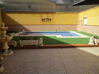 Maison à Valdepeñas. Casa en venta en centro, 6 dormitorios.