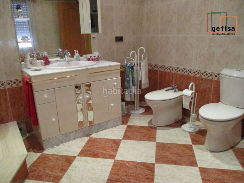 Foto ef95c00f-4739-4579-8983-9d8b59677066. Casa amb calefacció aparcament a Valdepeñas
