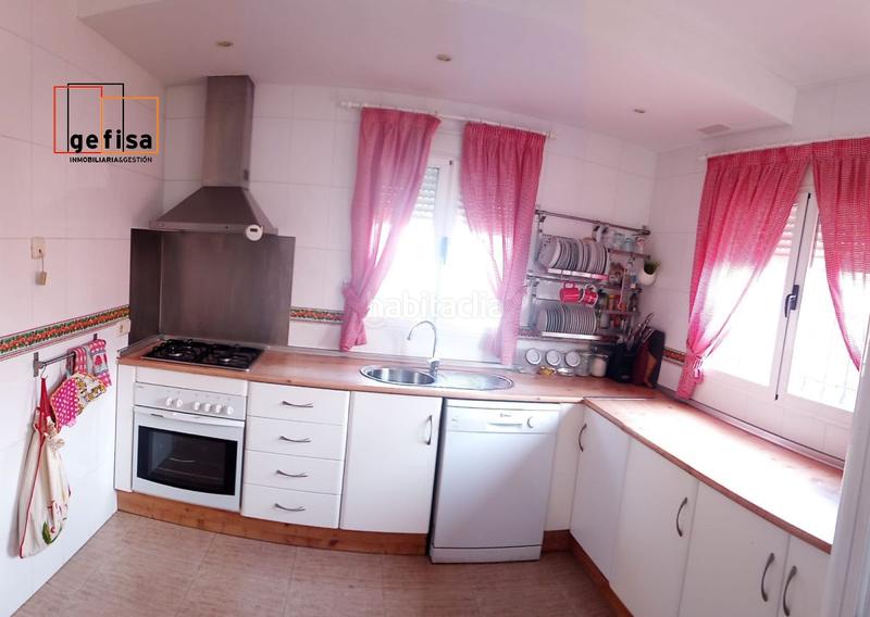 Foto 7ce9fd6c-7d29-42b1-891a-f62b2a91b19a. Chalet pareado en venta en sabeco, 4 dormitorios. en Valdepeñas