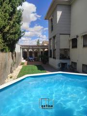 Chalet à Valdepeñas. Pareado en venta en sabeco, 4 dormitorios.