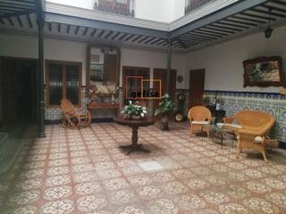 Casa en Valdepeñas. Casa en venta en centro, 9 dormitorios.