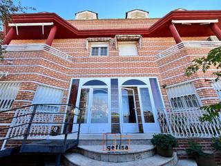 Xalet a Valdepeñas. Pareado en venta en nuevo valdepeñas, 5 dormitorios.