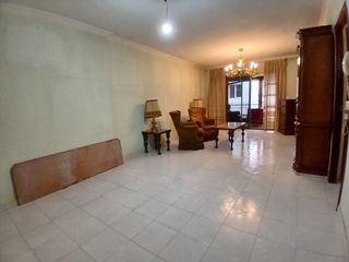 Flat in Valdepeñas. Piso en venta en centro, 5 dormitorios.