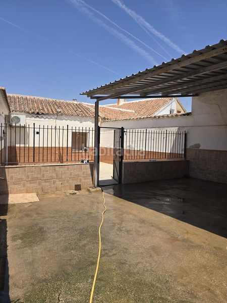Foto b9eaa17e-aa0a-47d2-853a-de15e8018ee4. Casa  en venta en nacional iv, 3 dormitorios. en Valdepeñas