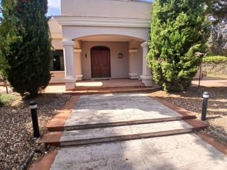 Xalet en Valdepe�as. Chalet en venta en nuevo valdepe�as, 5 dormitorios.