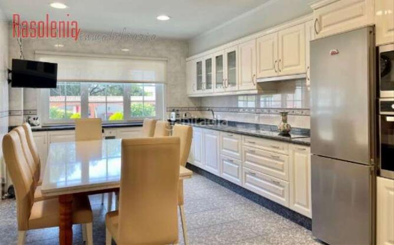 Foto 5fe93bf7-2971-438d-940e-41e98bede6c2. Xalet amb calefacció aparcament piscina a Perillo Oleiros