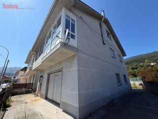 Casa a Pérez lugin 44. Casa independiente con garaje y dos viviendas en cariño, a un pa