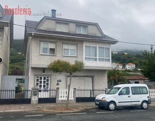 Casa  Pérez lugin 44. Casa independiente con garaje y dos viviendas en cariño, a un pa