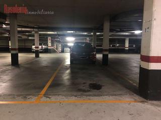Parking voiture à Rúa alcalde santiago casares paz 1. Garaje grande en someso