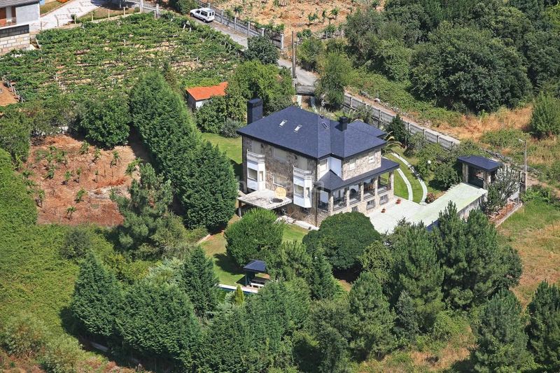 Foto a8f00851-f0fd-48b4-a0da-e88a62f86850. Casa amb piscina a Barbadás