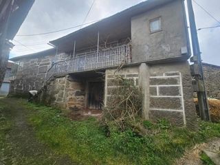 House in Azoreiros 11. Oportunidad unica en rairiz de veiga!! espacio y naturaleza al m