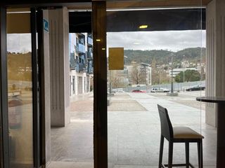 Miete Geschäftsraum in As Lagoas. Se alquila  vende local en gran zona comercial en lagunas!