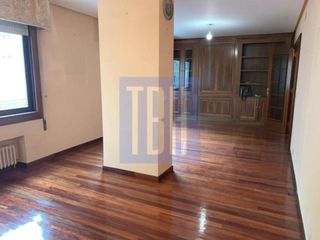 Flat in Centro. Amplio piso en venta enfrente al parque san lazaro con garaje en
