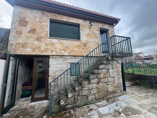 House in Maside. Una casa está hecha de paredes y vigas, un hogar, de sueños y re