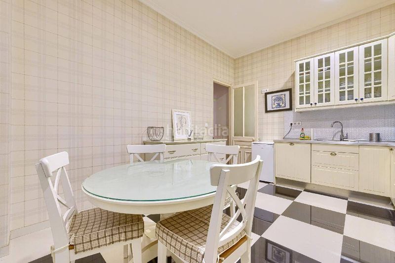 Foto 037ea592-05a7-4ea1-bbe1-7a9c3c70471a. Pis a Abandoibarra - Guggenheim Bilbao