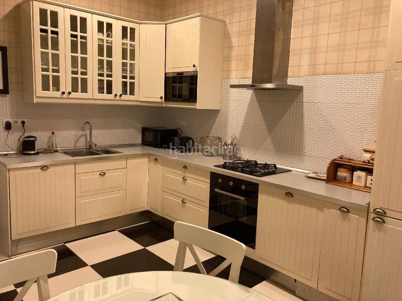 Foto 43017f28-8721-4ab0-a400-2ecec6a4d1bc. Pis a Abandoibarra - Guggenheim Bilbao