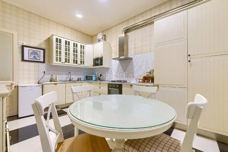 Foto 69f43d99-9377-40b8-9a0d-82705590fdd0. Pis a Abandoibarra - Guggenheim Bilbao