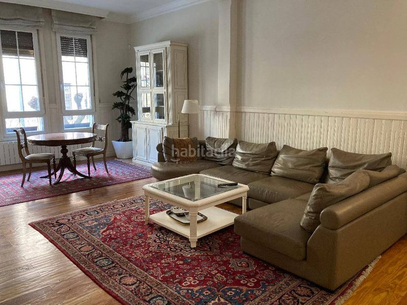 Foto b8ce2dda-0bb4-4146-abfe-3fb9ea5d6e81. Pis a Abandoibarra - Guggenheim Bilbao