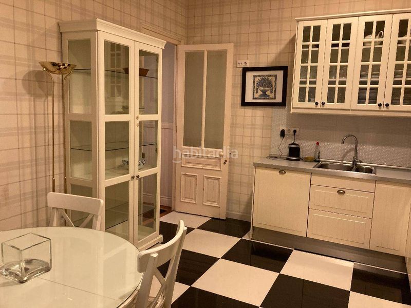 Foto c704edd9-466a-4e8e-b609-1201ec89d47c. Pis a Abandoibarra - Guggenheim Bilbao