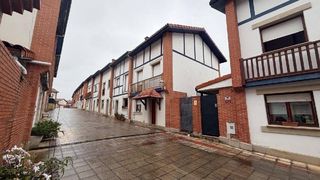 Chalet en Mioño-Santullán. Chalet adosado en santullan