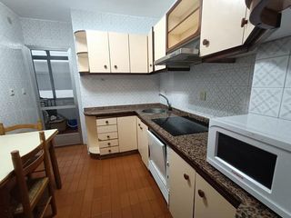 Rent Flat  Avenida de vilagarcía. Piso céntrico 3 dormitorios y 2 baños para estudiantes