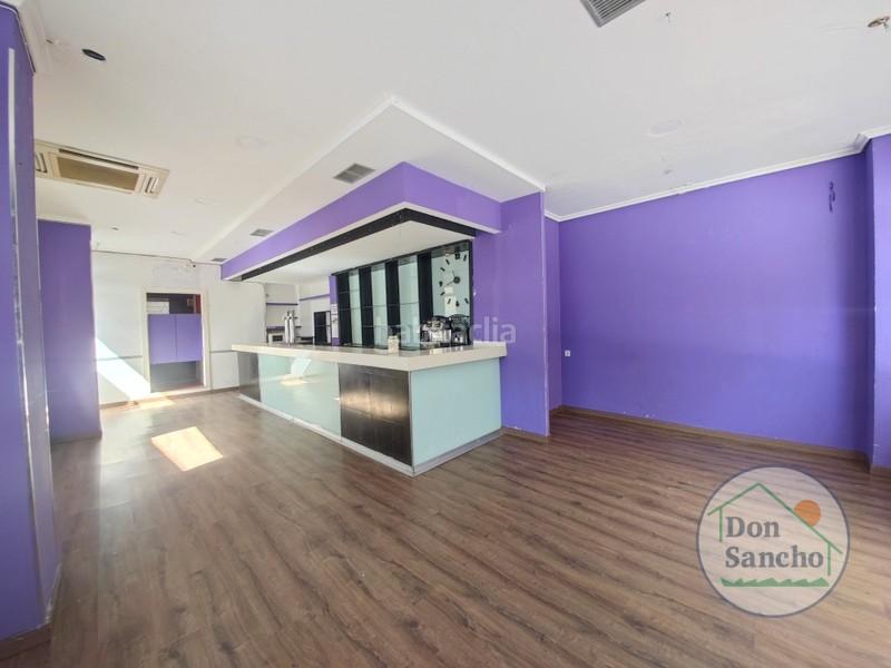 Foto 533823d0-3b0d-4921-8a9d-ea9d82c15b2d. Local comercial local con gran ubicación, avenida palencia haciendo esquina con calle soto. junto a la gasolinera. 61 metros con amplia zona de ba en Valladolid