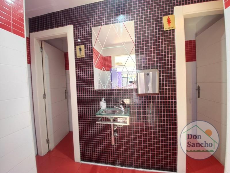 Foto 769a9875-b9eb-4c7a-b19b-34640f389be5. Local comercial local con gran ubicación, avenida palencia haciendo esquina con calle soto. junto a la gasolinera. 61 metros con amplia zona de ba en Valladolid