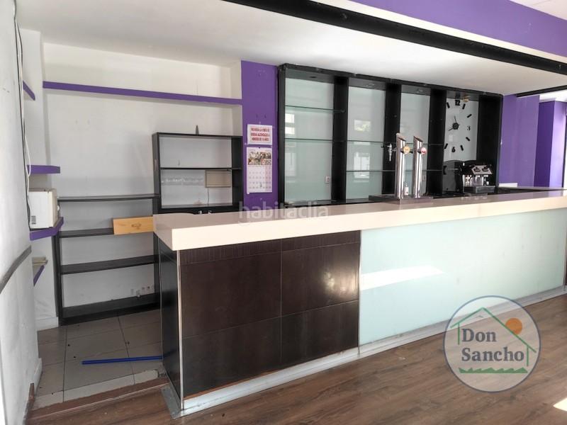 Foto f383198b-86f0-4882-a8a1-6542c3afa12a. Local comercial local con gran ubicación, avenida palencia haciendo esquina con calle soto. junto a la gasolinera. 61 metros con amplia zona de ba en Valladolid