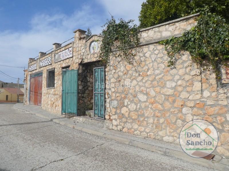 Foto fce413e9-1b2f-4c69-b63d-ecd2a4cadc07. Casa amb aparcament a Olivares de Duero