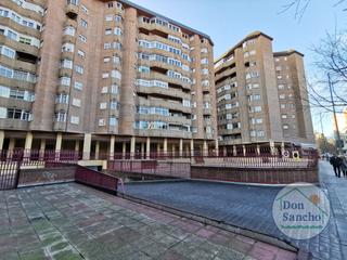Aparcament cotxe a Centro. Inmobiliaria don sancho vende gran plaza de garaje para dos coch