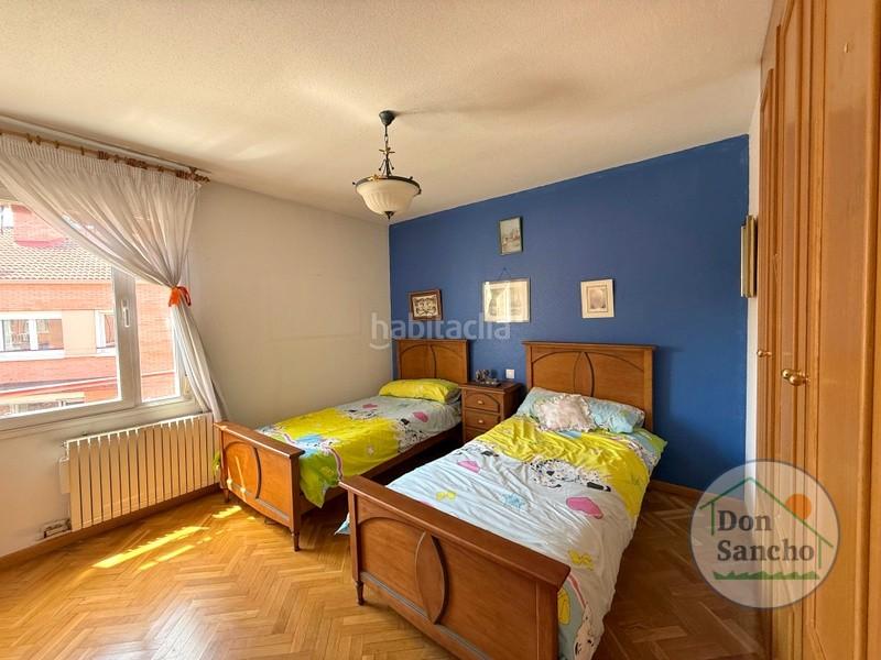 Foto 4b5aa2e2-1790-42b9-973e-f0dc1842a8ea. Casa adossada amb calefacció aparcament a Parque Alameda - Paula López Valladolid