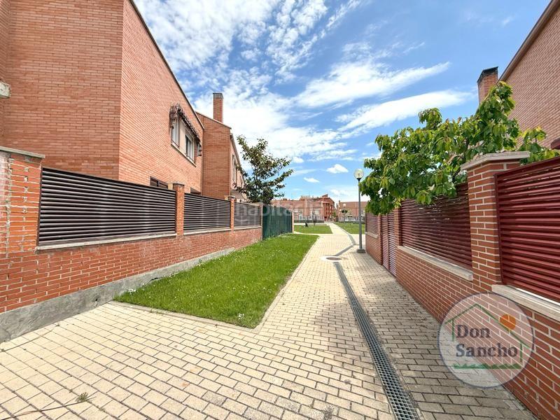 Foto 6e1f65e3-1861-452d-86d4-70a8d6108be8. Casa adossada amb calefacció aparcament a Parque Alameda - Paula López Valladolid