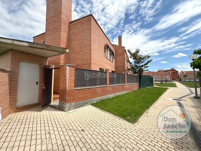 Foto c3bca214-96ab-47d0-bb11-0b0ba08c8d4b. Casa adossada amb calefacció aparcament a Parque Alameda - Paula López Valladolid