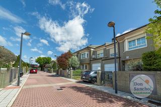 Maison jumelée à El Berrocal. Descubre este magnífico adosado ubicado en la tranquila zona de
