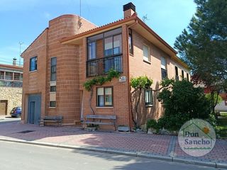 Casa en Fuensaldaña. Imagina vivir en un lugar donde la tranquilidad se fusiona con l