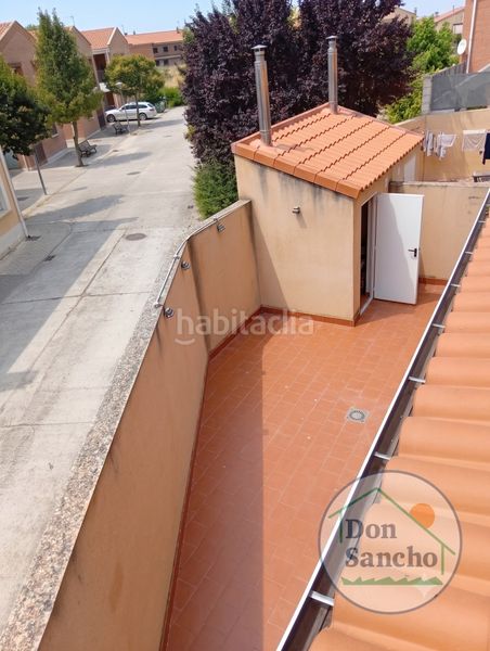 Foto 2a728ec1-eccb-4033-8642-76504b4bd752. Casa adossada amb calefacció aparcament a Mucientes