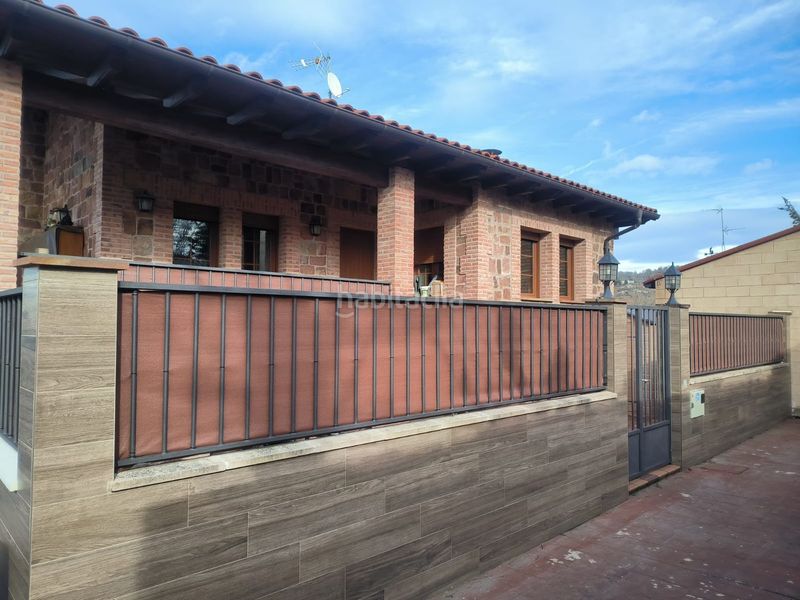 Foto b0ea3ea0-b801-4c41-ac4d-52e2048cf21c. Edificio en urrez 0 en Villasur de Herreros