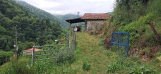 Wohngrundstück in Lena. Finca de 30.000m2 con casa y cuadras