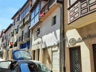 Casa a Medina de Pomar. Amplia casa en medina de pomar con local comercial y potencial p